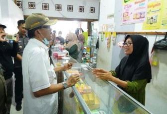 Bupati Agus Istiqlal Bersama Kadinkes saat Sidak Apotek Penjual Obat Sirup