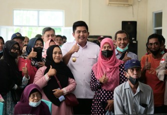 Plt Bupati Bintan, Roby Kurniawan (tengah) usai membuka kegiatan sosialisasi Program Bantuan Swadaya Rumah Tidak Layak Huni ( BS-RTLH) di Aula Kantor Camat Bintan Timur, Rabu (29/6) pagi.  