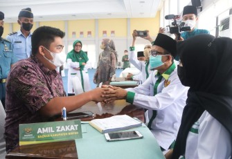 Plt Bupati Bintan Roby Kurniawan saat membayar Zakat ke petugas Baznas Kabupaten Bintan. (2000 pixel).