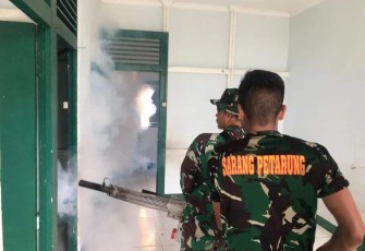 Yonif 642/Kps saat Laksanakan Fogging