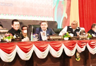 Rapat Paripurna dengan agenda Pandangan Umum Fraksi-fraksi DPRD Provinsi Kepri terhadap Raperda tentang LPP APBD Provinsi Kepri tahun Anggaran 2021 di Ruang Sidang Utama Balairung Raja Khalid, Gedung DPRD Provinsi Kepri, Tanjungpinang, Senin (25/7). 