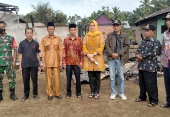 Foto bersama usai melakukan peninjauan dan pemberian santunan