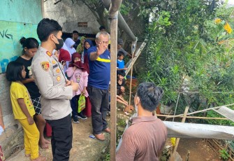 Anggota Polsek Cibinong saat Cek TKP Penemuan Mayat Bayi Mengambang di Kali Poncol