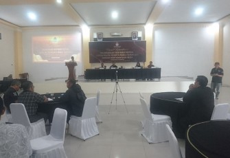 Suasana Rakor pelaksanaan verifikasi faktual parpol peserta pemilu 2024 dengan Wartawan di Aula Mifan Waterpark Padang Panjang.