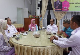Terlihat keakraban, Bupati Limapuluh Kota, Ketua BKMT dan Kalapas Kelas III Suliki dalam mensuport Lapas berbasis pondok pesantren.