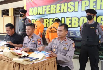Kabag Ops Kompol Mulyadi MR. S.E., S.Ik., didampingi Kasat Reskrim IPTU Alexander, S.H., serta IPDA Tulus wibowo dalam press conference hari ini (05/08/22).