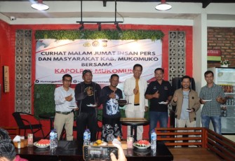 Kapolres Mukomuko saat “Curhat Malam Jum’at” bersama Insan Pers
