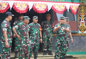 Dansatgas Pamtas RI-Malaysia Yonarmed 19/105 Trk Bogani saat Terima Kunker Dankolakopsrem 121/Abw