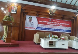 Pejabat Walikota Lhokseumawe Dr. Drs. Imran, M.Si, MA.Cd, disela dialog pertemuan dengan insan pers Selasa (18/10) lalu di Aula Setdako