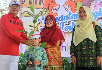 Gubernur Bengkulu Rohidin Mersyah saat hadiri  lomba mewarnai bagi anak-anak dan penanaman pohon bersama, Sabtu (27/8/2022) di Pantai Panjang Bengkulu.
