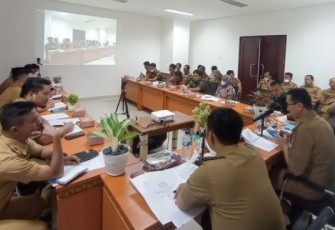 Rapat bersama dalam peluncuran Call Center 112