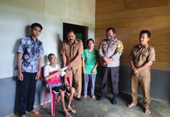 Pilar Desa dan Karang Taruna saat berikan bantuan