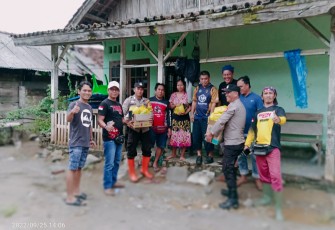 Polisi dan Komunitas Trail Kaur saat Beri Bantuan ke Warga Terdampak Banjir