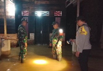 Bhabinkamtibmas bersama Babinsa Peureulak Barat Terus Pantau Desa Binaan
