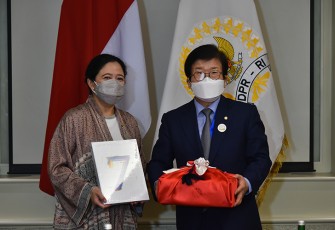 Puan terima Cendera Mata Album CD BTS dari Ketua Parlemen Korea Selatan