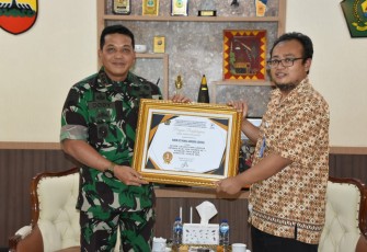 Danrem 023/KS saat  menerima penghargaan sebagai Juara l Pencapaian Indikator Kinerja Pelaksanaan Anggaran (IKPA) Semester I Tahun 2022 dari KPPN Sibolga sebagai Satker terbaik Pengelolaan Anggaran, Jumat (23/09/2022).