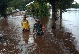 Babinsa Kelurahan Marang saat Cek Kondisi Banjir 