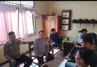 Polisi saat mediasi wali murid yang terlibat Perselisihan Antar Siswa