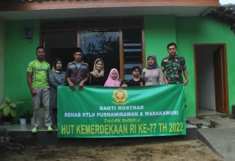 Foto bersama usai perehapan rumah selesai