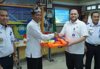 Kepala Bagian Organisasi dan Humas, Wisnu Wardana saat melihat langsung pelaksanaan edukasi keselamatan pelayaran melalui olahraga sepakbola di Kabupaten Tanah Laut.
