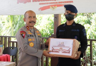 Kapolda Bengkulu saat Berikan Bantuan Sembako Secara Langsung