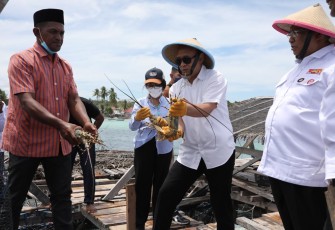  MenKopUKM Teten Masduki saat acara Dialog Bersama Pelaku UMKM dan Koperasi Buton Tengah, di Sulawesi Tenggara, Sabtu (10/9).