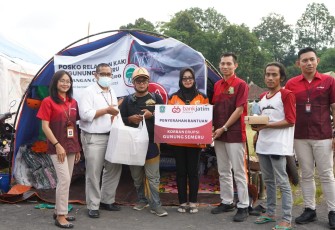 Hanif Julhansyah (Pemimpin Bank Jatim Cabang Lumajang) di posko darurat Lapangan Candipuro, Rabu (7/12/2022).