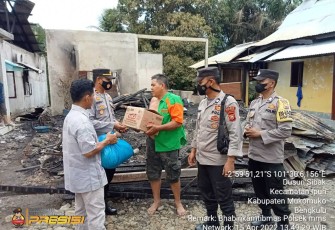Kapolsek Mukomuko Selatan saat Beri Bantuan Kepada Korban Kebakaran