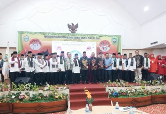 Foto bersama usai pelantikan dan pemberian bantuan ke korban gempa