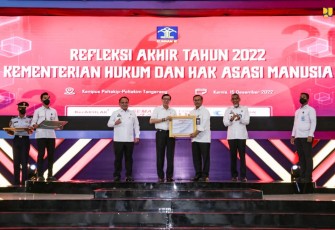 Sekjen Kementerian PUPR Mohammad Zainal Fatah saat menerima penghargaan 