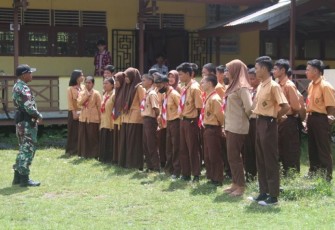 Satgas Pamtas RI-Maaysia Yonarmed 19/105 Trk Bogani saat Latih Siswa-Siswi Sebagai Perangkat Upaca Bendera di Perbatasan