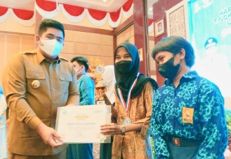 PLT Bupati Bintan Roby Kurniawan SPWK saat menerima piagam