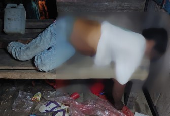 Korban saat ditemukan meninggal dengan posisi tidur miring di kursi panjang Pondok Kebunnya