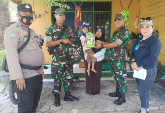 Danramil 1016-01 Pahandut saat memberikan bantuan tali asih berupa bingkisan sembako dan susu kepada anak Stunting