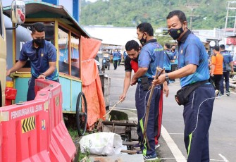 Anggota Polres Lebong Goro di Kawasan Pasar