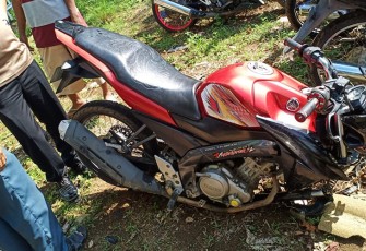 Kondisi motor Yamaha Vixion tampak ringsek bagian depan pasca tabrakan.