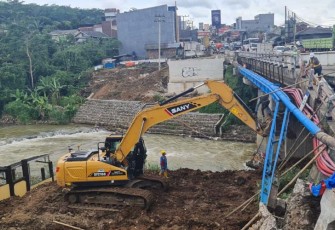 Penanganan darurat Jembatan Cipamuruyan Lama di Desa Cipamuruyan, Kecamatan Cibadak, Kabupaten Sukabumi, Jawa Barat sepanjang 11 meter yang mengalami kerusakan pada pasangan batu dan trotoar jembatan sisi kiri-barat amblas pada Selasa, (13/12/2022) kemarin.