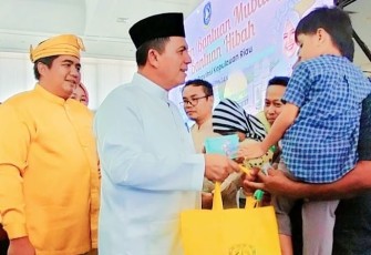 Gubernur Provinsi kepulauan Riau H.Ansar Ahmad bersama Bupati Bintan Roby Kurniawan SPWK saat membagikan Bantuan.