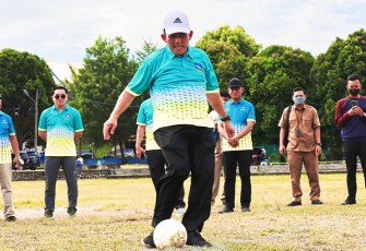 Gubernur Kepulauan Riau H. Ansar Ahmad saat membuka Popda VIII ditandai penendangan bola