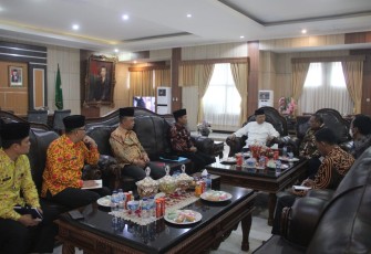 Gubernur Bengkulu Rohidin Mersyah saat menerima audiensi perwakilan Politeknik Transportasi Darat Indonesia (PTDI-STTD), di Ruang Kerja Gubernur Bengkulu, Jum'at (14/10). 