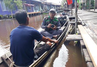 Tim Satgas Penerangan TMMD saat Imbau Nelayan Agar Tidak Merusak Ekosistem Air saat Mencari Ikan 
