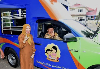 Bupati Agam menyerahkan satu unit mobil perpustakaan keliling kepada Dinas Arsip dan Perpustakaan Kabupaten Agam di halaman kantor Arsip dan Perpustakaan Agam.