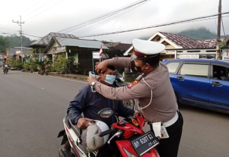 Satlantas Polres Kepahiang Bagikan Masker ke Pengendara