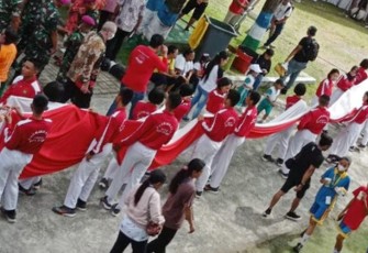 Pembentangan Bendera Merah Putih sepanjang 27 meter oleh Paskibraka Kota Bitung pada pembukaan FPSL Kota Bitung 2022