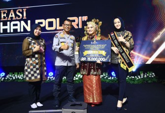 Pemberian penghargaan serta plakat juara lomba setapak perubahan polri