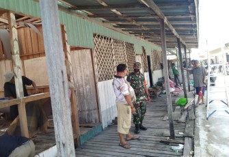 Babinsa Palangka Bersama Warga Gotong Royong Bersihkan Masjid 