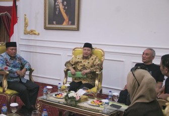 Gubernur Rohidin saat terima audiensi Panitia Golden Talent Bengkulu Tahun 2022, di Gedung Daerah Balai Raya Semarak Bengkulu, Kamis (13/10). 