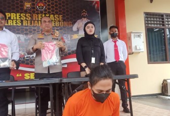 Kapolres RL AKBP Tonny Kurniawan, S.IK didampingi Kasat Resnarkoba Iptu Cahya Prasada Tuhuteru, S.Tr.K saat conference kemarin (Senin, 19/09/22).