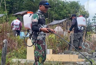 Babinsa Koramil Rungan Bersama Warga Bersihkan TPU