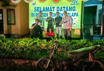 Tersangka (jongkok diborgol) saat diamankan